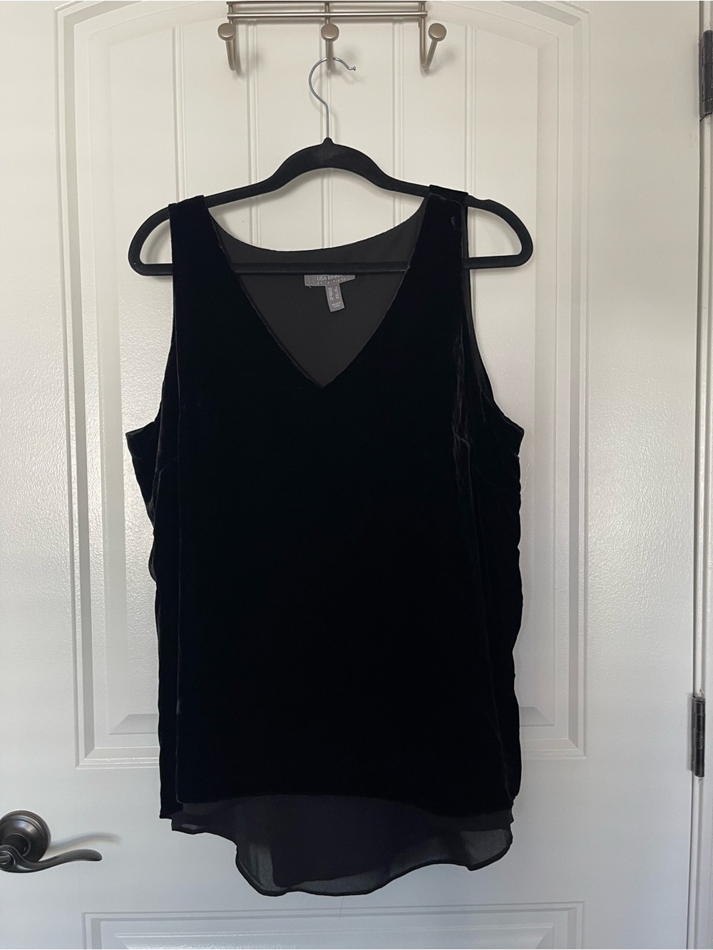 Lisa Rinna Black Velvet V-Neck Sleeveless Top, large